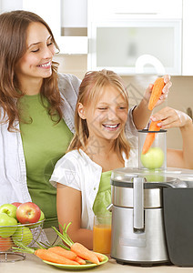 快乐的妈妈和幸福的女儿 吃健康的食物 厨房 健康图片