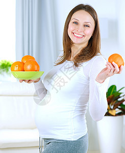 在家吃水果的怀孕女青年图片