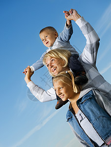 健康家庭户外健康家庭 快乐母亲带孩子过蓝天太阳情绪自由女士女儿姐姐天空假期乐趣儿子图片
