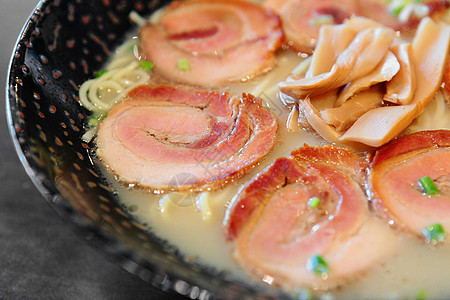 Ramen 面条 日本食品筷子午餐美食拉面盘子烹饪食物玉米猪肉洋葱图片