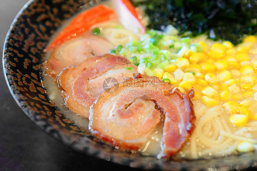 日本拉面面猪肉美食烹饪早餐肉汤盘子营养玉米午餐棕色图片