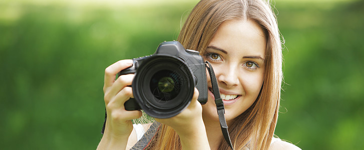 美丽的年轻摄影师活动享受影棚镜片技术好奇心记者长发绿色休闲图片