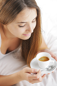 床上热饮青春期福利女性微笑咖啡杯卧室白色水平生活方式活力图片