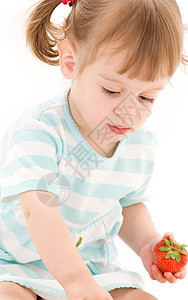 有草莓的小女孩营养女性水果食物棕色眼睛活力婴儿甜点裙子图片