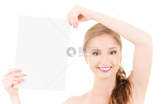 带着空白板的快乐女孩白色广告木板女性空白微笑海报床单展示推介会图片