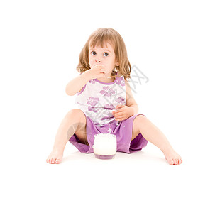 带酸奶的小女孩土壤勺子孩子赤脚童年早餐活力玻璃女性生活图片