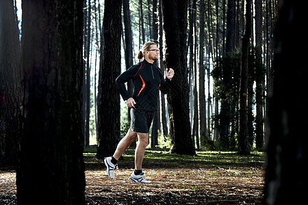 在森林中奔跑闲暇力量跑步赛跑者慢跑者运动员慢跑肌肉运动火车图片