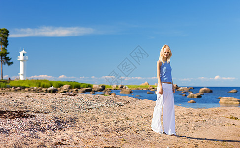海洋自由快乐女性幸福海滩天空享受金发女郎中年背心图片