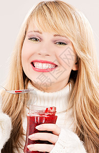 带着草莓果酱的快乐少女少女青少年女孩微笑女性金发女郎甜点覆盆子营养食物乐趣图片