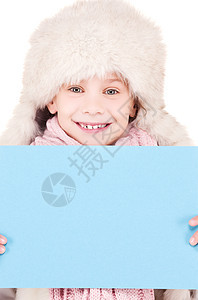 身戴冬帽 带空白板的女孩棉被木板展示卡片帽子推介会快乐围巾微笑海报图片