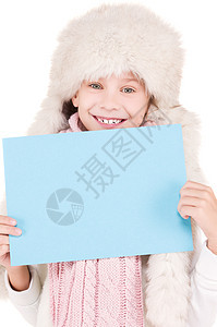 身戴冬帽 带空白板的女孩微笑海报女性棉被展示围巾帽子广告卡片快乐图片