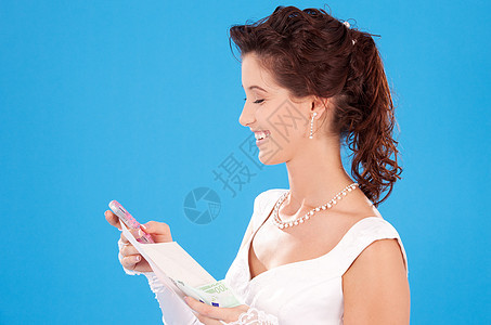 幸福的新娘蓝色婚礼货币信封成人现金妻子婚姻经济黑发图片