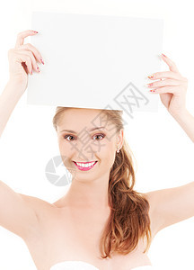 带着空白板的快乐女孩木板展示床单微笑空白女性推介会广告白色卡片图片