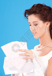 幸福的新娘女性新人婚礼婚姻蓝色信封黑发妻子成人微笑图片