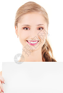 带着空白板的快乐女孩展示白色广告木板空白卡片女性推介会微笑床单图片
