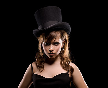 穿着黑裙子和顶帽子的妇女阴影容貌艺人表演演员棕色头发眼睛魅力女孩图片
