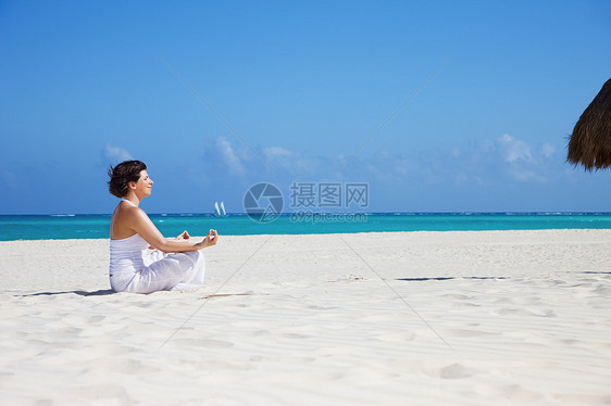 沙滩上的默思卫生福利海洋旅行风度天空冥想假期蓝色海滩图片