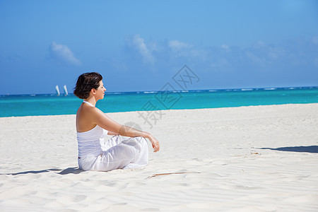 沙滩上的默思女孩海洋自由保健微笑旅行假期姿势享受锻炼图片