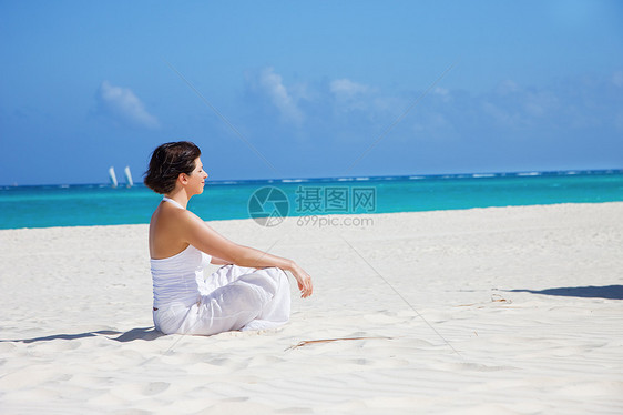 沙滩上的默思女孩海洋自由保健微笑旅行假期姿势享受锻炼图片