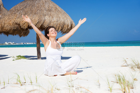 沙滩上的默思风度姿势女性蓝色保健微笑天空旅行福利海洋图片