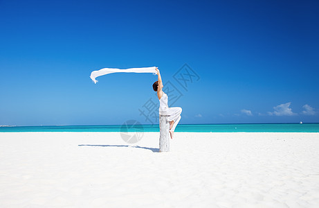 在海滩上快乐的女人旅行女性海洋天堂热带享受围裙蓝色海岸晴天图片