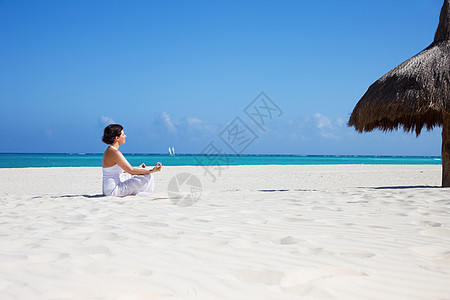 沙滩上的默思海洋女性风度姿势海滩锻炼保健冥想瑜伽女孩图片