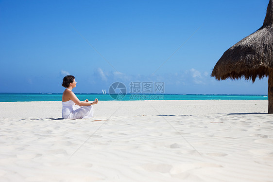 沙滩上的默思海洋女性风度姿势海滩锻炼保健冥想瑜伽女孩图片