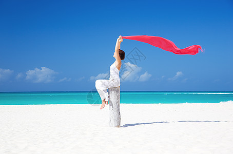 在海滩上快乐的女人福利围裙天空享受幸福微笑天堂海岸乐趣自由图片