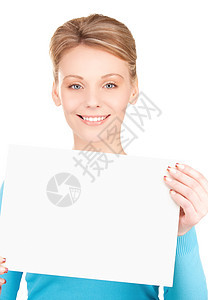 带着空白板的快乐女孩展示广告床单推介会海报微笑木板卡片白色女性背景图片