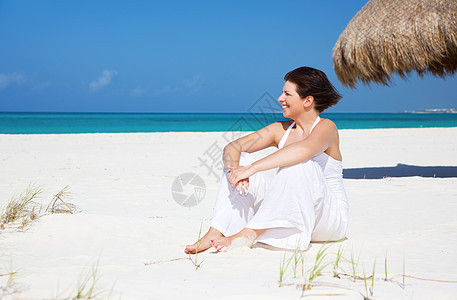 在海滩上快乐的女人海洋女性天空旅行晴天自由微笑天堂蓝色福利图片
