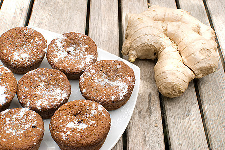 姜饼干桌子蛋糕食品焙烤甜点食物面包棕色白色饼干图片