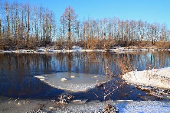 秋河上的白冰图片