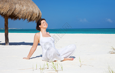 在海滩上快乐的女人晴天蓝色天空福利海岸阳光微笑女孩女性自由图片