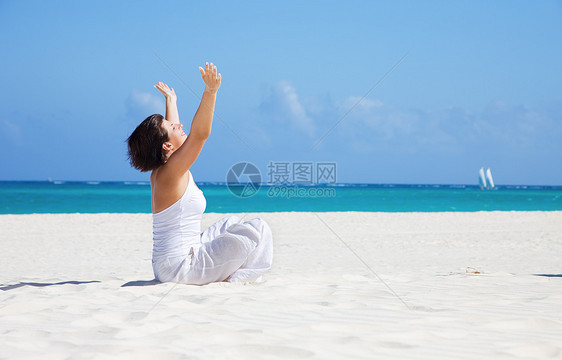 沙滩上的默思自由海洋福利女性瑜伽旅行卫生保健天空风度图片