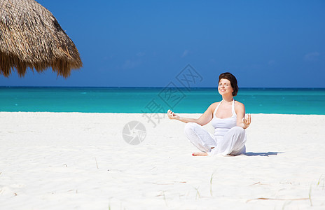 沙滩上的默思天空海滩享受保健锻炼蓝色姿势娱乐卫生风度图片