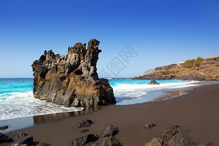 Bullullo海滩黑棕色沙和水热带岩石支撑沙漠海景地标海洋蓝色情调石头图片