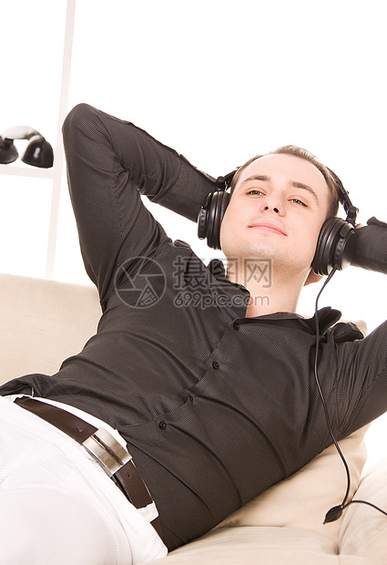 男用耳机幸福闲暇乐趣听力白色技术成人耳机微笑音乐图片