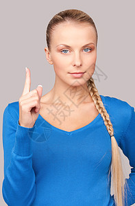 女人的手指举起她的手指蓝色金发女郎成人灰色手势手臂生长公告女孩人士图片