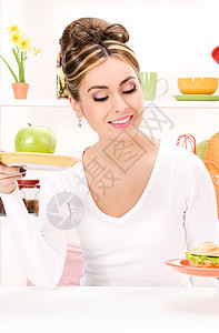 配有绿苹果和三明治的妇女女性快乐营养饮食食物女孩午餐早餐活力厨房图片
