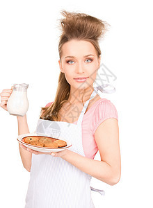 配奶和饼干的家庭主妇盘子牛奶围裙烹饪食物管家烘烤妻子早餐女性图片