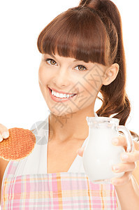 配奶和饼干的家庭主妇白色女性盘子烘烤牛奶烹饪围裙管家早餐家务图片