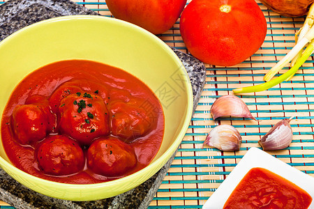配番茄酱的肉丸营养食物草本植物美味红色盘子烹饪美食牛肉午餐图片