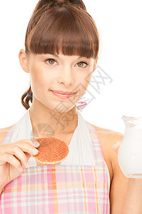 配奶和饼干的家庭主妇女性烘烤食物女孩白色盘子家务围裙早餐管家图片