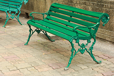 公园中的绿色长椅闲暇院子季节植物休息金属孤独环境家具椅子图片