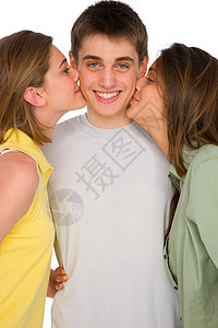 与少女男孩接吻拉丁黑发头发三个人金发团体幸福青少年运气女孩们图片