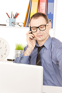 拥有办公室膝上型计算机的商务人士人士老板商务眼镜皮士电话自雇商业男性企业家图片
