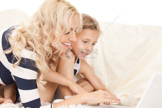 使用笔记本电脑的幸福母亲和孩子父母购物妈妈家庭技术女儿微笑教育童年青春期图片