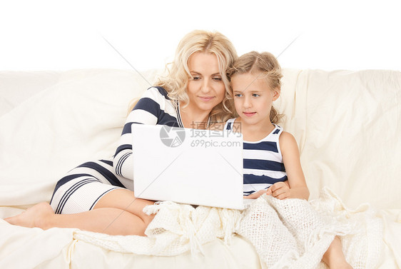使用笔记本电脑的幸福母亲和孩子学生购物妈妈女孩技术家庭父母快乐互联网教育图片
