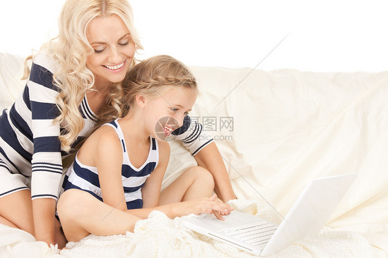 使用笔记本电脑的幸福母亲和孩子青春期购物教育妈妈快乐女孩女士学生女儿父母图片