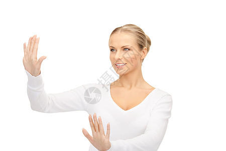 与想象中的东西一起工作的女商务人士成人女性快乐手掌微笑企业家金发女郎商业手势商务图片